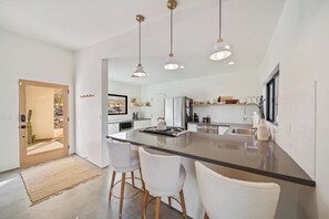 Kühlschrank, Ofen, Herdplatte, Wasserkocher mit Kaffee-/Teezubehör