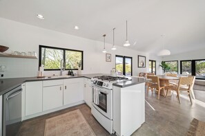 Kühlschrank, Ofen, Herdplatte, Wasserkocher mit Kaffee-/Teezubehör