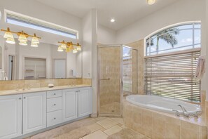 Shower, hair dryer, towels - Heated Pool & Spa with Intersecting Canal View - Villa Viewtopia - Roelens (Cape Coral)
