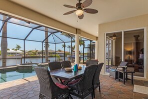 Outdoor dining - Heated Pool & Spa with Intersecting Canal View - Villa Viewtopia - Roelens (Cape Coral)