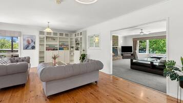 Smart-tv, eldstad och kontor