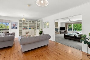 TV connectée, cheminée, espaces bureaux