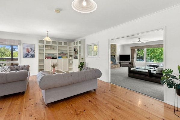 Smart-tv, eldstad och kontor