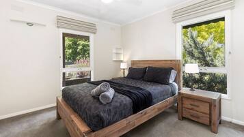 7 makuuhuonetta, työpöytä, silitysrauta/-lauta, vauvan matkasänky