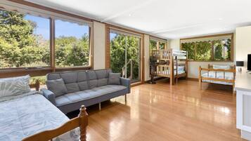 Smart-tv, eldstad och kontor