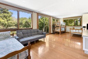 Smart-tv, eldstad och kontor