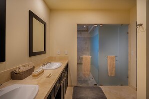 Dusche, Haartrockner, Handtücher