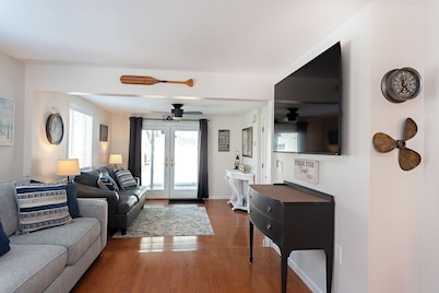 Charming 3-bedroom house in Conesus with lake access and dock for boat