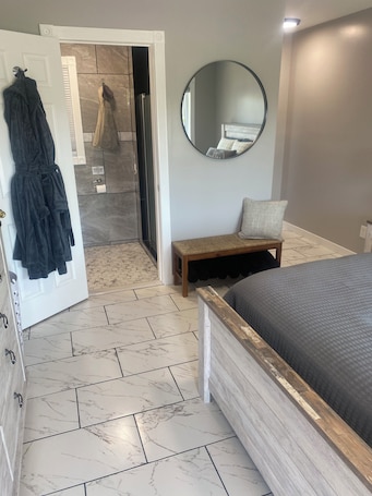 1 bedroom, free WiFi, bed sheets. 4-Guest Suite in Beautiful Grand Island, NY! 4 miles from Niagara Falls!