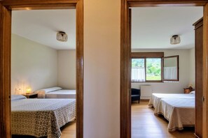 3 habitaciones, tabla de planchar con plancha y cuna de viaje 