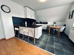 Réfrigérateur, four à micro-ondes, un four, surface de cuisson
