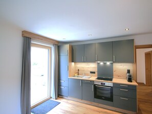 Kühlschrank, Ofen, Kochgeschirr/Geschirr/Besteck