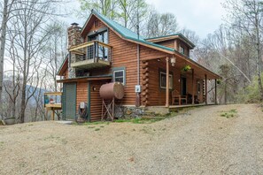 3 bedrooms - Heart Soul Log Cabin Sanctuary w Walking Trails (Weaverville)