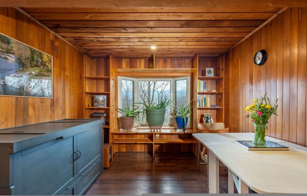 3 bedrooms - Heart Soul Log Cabin Sanctuary w Walking Trails (Weaverville)