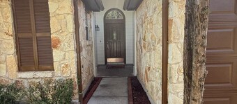 Charming house in Hutto with AC and WiFi, perfect for relaxation