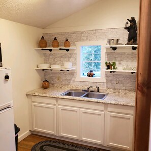 ثلاجة، ميكروويف، موقد طهي مسطح، ماكينة لصنع القهوة/الشاي