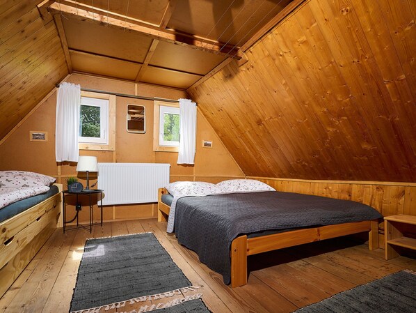 2 bedrooms, desk, Internet