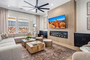 Smart TV, fireplace, video games - Pecan Valley 5161|Private Pool, Pickleball Court, & Hot Tub (Hurricane)