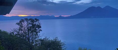 Cabana Comfort, pati, vistes al llac | 1 dormitori, escriptori, wifi gratuïta i roba de llit