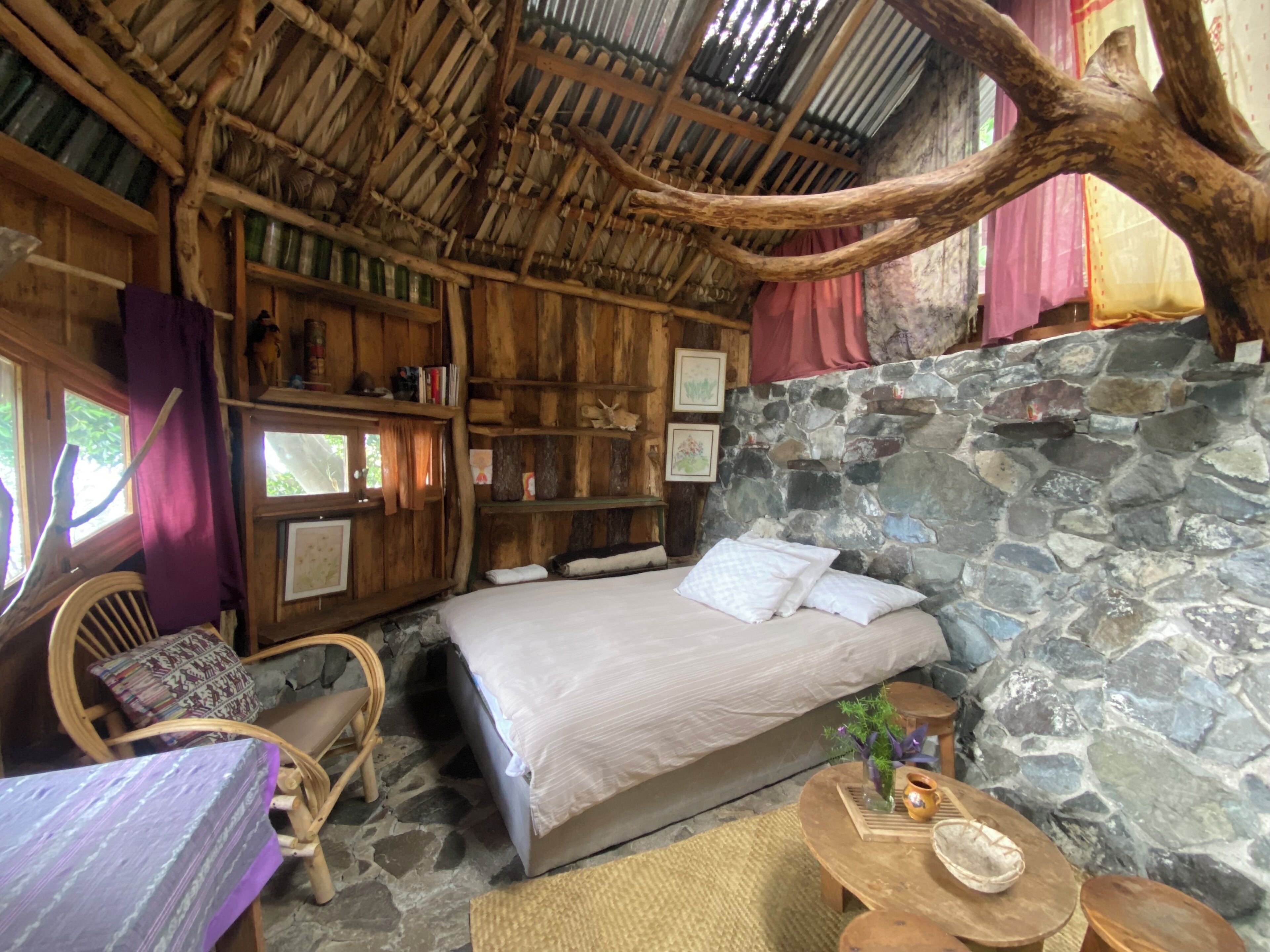 Escritorio, wifi gratis y ropa de cama 