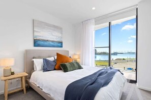 2 bedrooms, iron/ironing board, travel cot, free WiFi - Newcastle Harbour, 2-Bed, 2-Bath, Free Parking (Wickham)