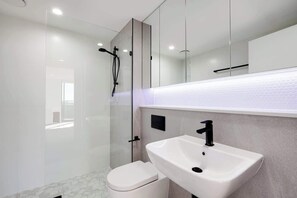 Ducha, artículos de higiene personal ecológicos y secador de pelo