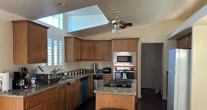 3BR Farmhouse Getaway, Group-Friendly, WiFi, AC, Trails & Petting Zoo Nearby