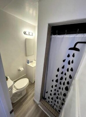 Hair dryer, towels, soap, shampoo - Cozy Tucson remodeled Studio. (Tucson)