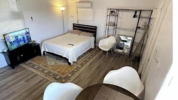 1 habitación, tabla de planchar con plancha, wifi gratis y ropa de cama