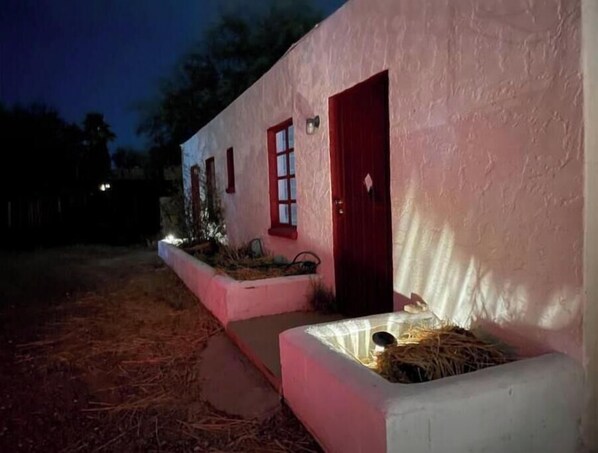 Property grounds - Cozy Tucson remodeled Studio. (Tucson)
