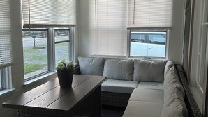 Smart-TV, DVD-spiller, bøker og filmbibliotek