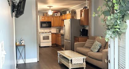 Family & Pet-friendly. Rustic yet modern-ish. 3bd, 1ba. Lake! Amenities!