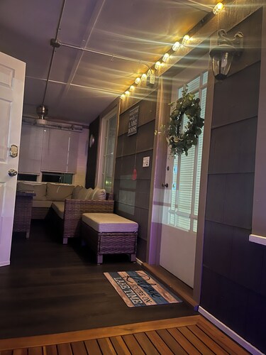 Family & Pet-friendly. Rustic yet modern-ish. 3bd, 1ba. Lake! Amenities!