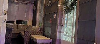 Family & Pet-friendly. Rustic yet modern-ish. 3bd, 1ba. Lake! Amenities!