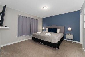 4 sovrum, skrivbord, strykjärn/strykbräda och resesäng