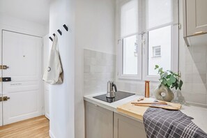 Réfrigérateur, micro-ondes, four, plaque de cuisson