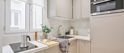 Frigorifero, microonde, forno, piano cottura