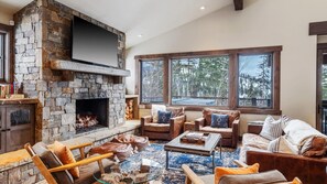 Smart TV, chimenea y libros