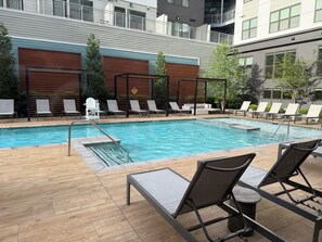 Utomhuspool och uppvärmd pool