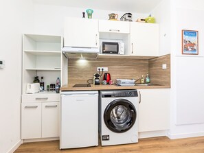 Private kitchen - Colette by Interhome (Saint Coulomb)