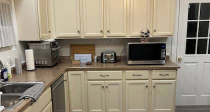 Charming 3-bedroom, 2-bathroom bungalow with AC, WiFi in lovely Bedford
