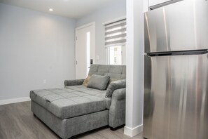 Interior - Charming 1 bedroom 1 bathroom guest house with AC, WiFi in brilliant Glendale (Glendale)