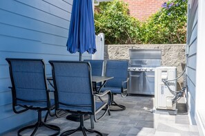 Outdoor dining - Charming 1 bedroom 1 bathroom guest house with AC, WiFi in brilliant Glendale (Glendale)