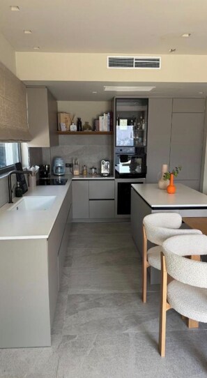 Fridge, oven, stovetop, dishwasher