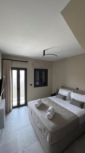 5 Schlafzimmer, Zimmersafe, Schreibtisch, Bügeleisen/Bügelbrett
