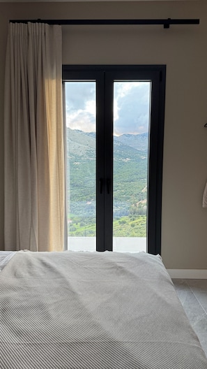 5 bedrooms, iron/ironing board, WiFi, bed sheets