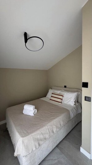 5 bedrooms, in-room safe, desk, iron/ironing board