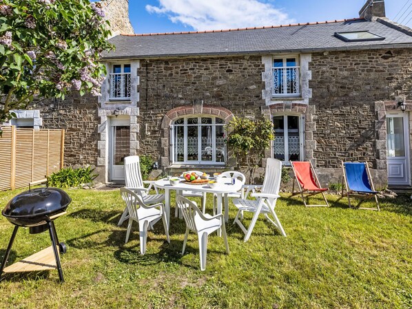Outdoor dining - la Rivière by Interhome (Cancale)