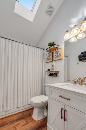 Ducha, secador de pelo, toallas y jabón