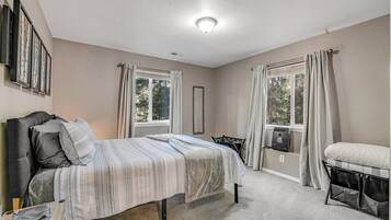 4 Schlafzimmer, Zimmersafe, Bügeleisen/Bügelbrett, kostenloses WLAN